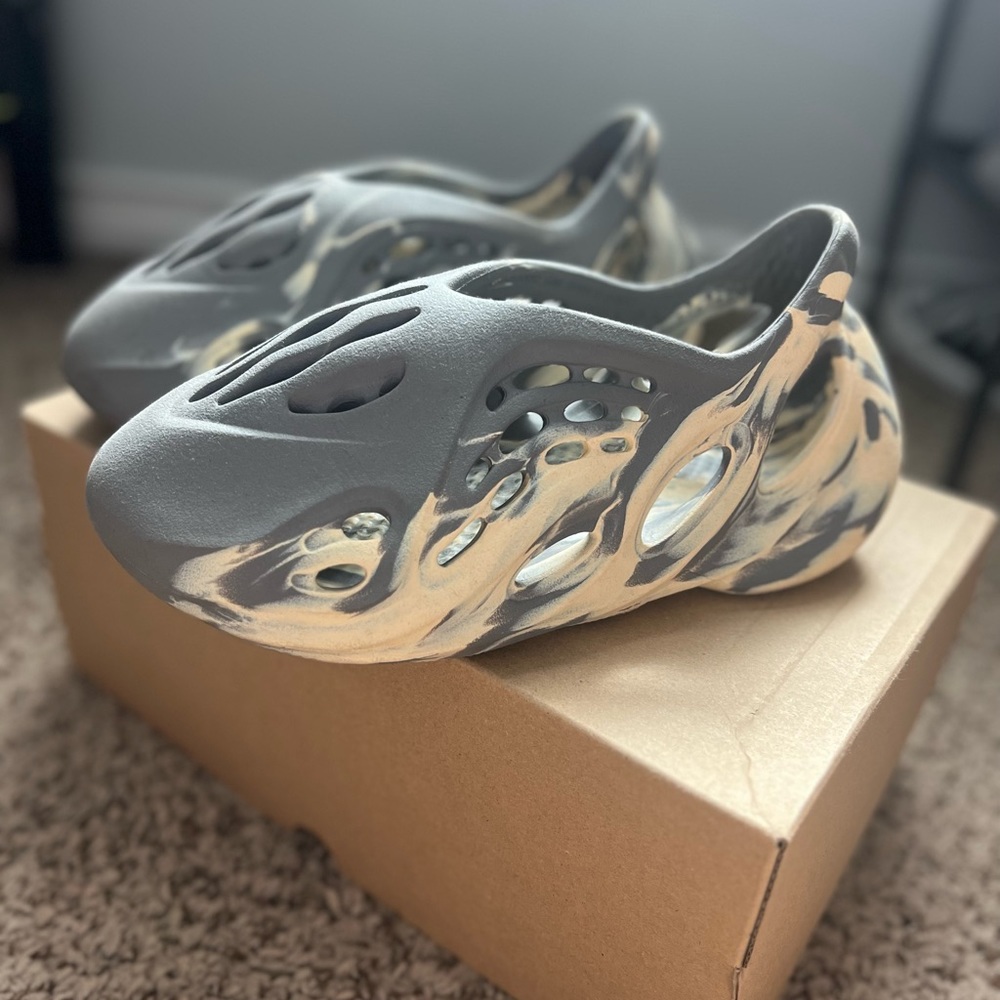 Yeezy Foam Runner Moon Gray Sz. 5 M